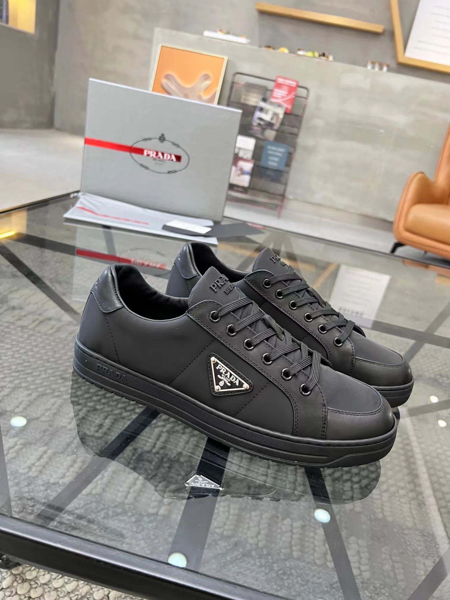 P380 38-45 Prada Prada’s new men’s leather sneakers, the highest version on the market, any comparison is welcome🆚! The original leather has excellent texture and is super high-end! Fetal sheep net lining imported from Italy, removable pad! Luxurious materials and fine workmanship, highly recommended!